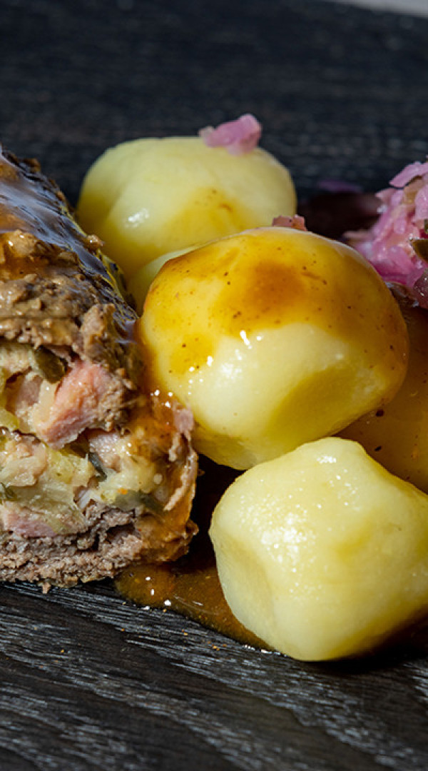 Silesian roulade with noodles and red cabbage