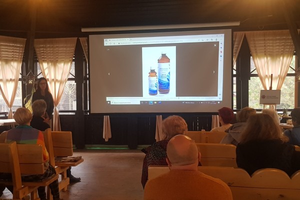 Przedstawicielka Uzdrowiska Gocząłkowice-Zdrój opowiada o produktach w oparciu o prezentację wyświetlaną na ekranie.