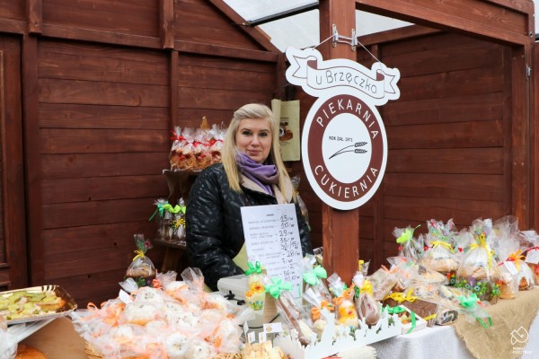 Przedstawicielka Piekarni-Cukierni "u Brzęczka" na stoisku z produktami