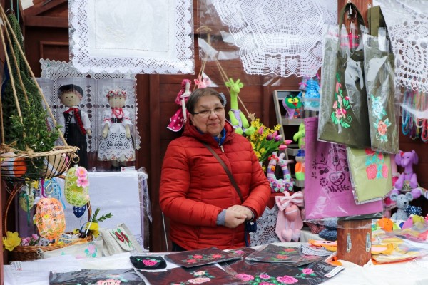 Rękodzielniczka Bożena Rokita na stoisku ze swoimi produktami