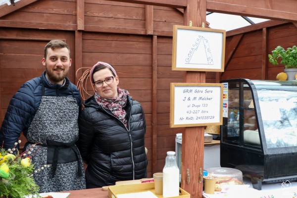 Właściciele Góry Sera na stoisku ze swoimi produktami