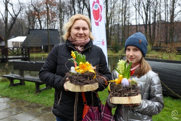 Kobieta i dziewczynka prezentują wielkanocne stroiki