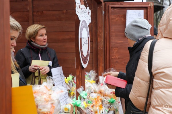 Klienci kupujący produkty na stoisku Piekarni-Cukierni "u Brzęczka"