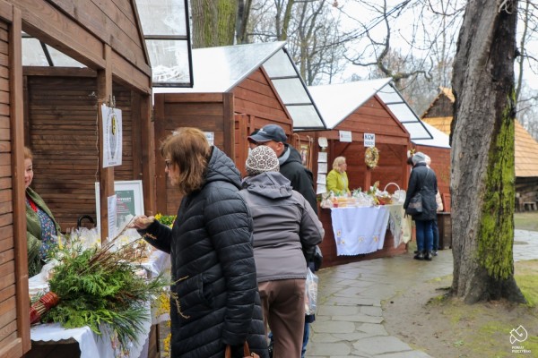 Stoiska - drewniane domki, przy stoiskach ludzie oglądają produkty