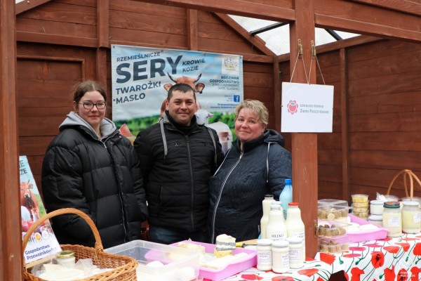 Właściciele Gospodarstwa Przewoźnikówka na stoisku ze swoimi produktami