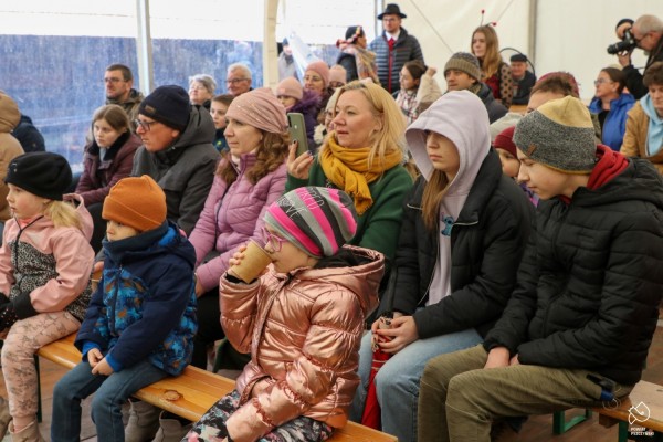 Publiczność obserwuje występy na scenie