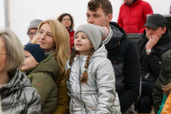 Publiczność obserwuje występy na scenie