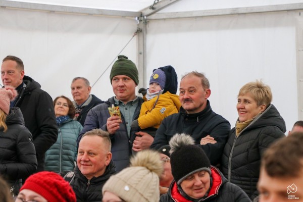 Publiczność w namiocie obserwuje występy na scenie