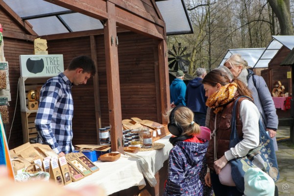 Klienci przy stoisku Tree Nuts oglądają produkty