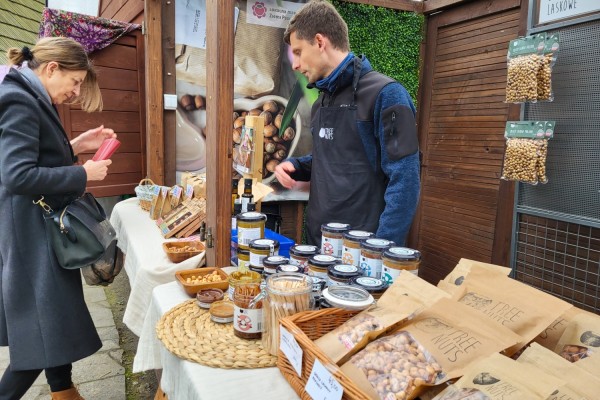 Stoisko Tree Nuts, przy stoisku klientka ogląda produkty