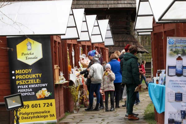 Klienci oglądają produkty na stoiskach lokalnych producentów