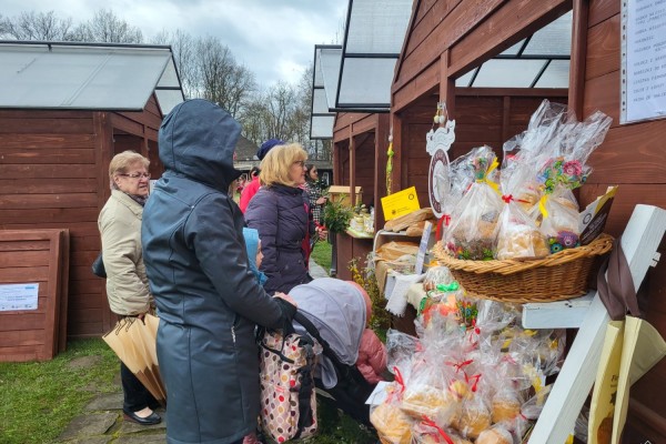 Klienci przy stoiskach oglądają lokalne produkty