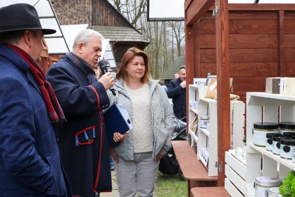 Prowadzący rozmawia z właścicielką firmy BeEco Dobre z Natury Beata Marekwia