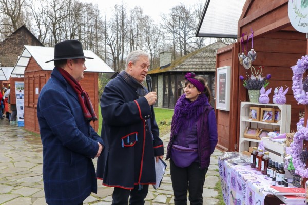 Prowadzący rozmawia z właścicielką Lawendy pod lasem