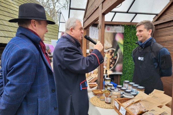 Prowadzący rozmawia z przedstawicielem firmy Tree Nuts