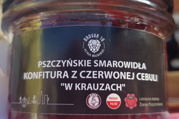 Słoik konfitury z czerwonej cebuli.