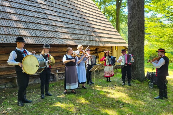 Zespół folklorystyczny gra na terenie skansenu