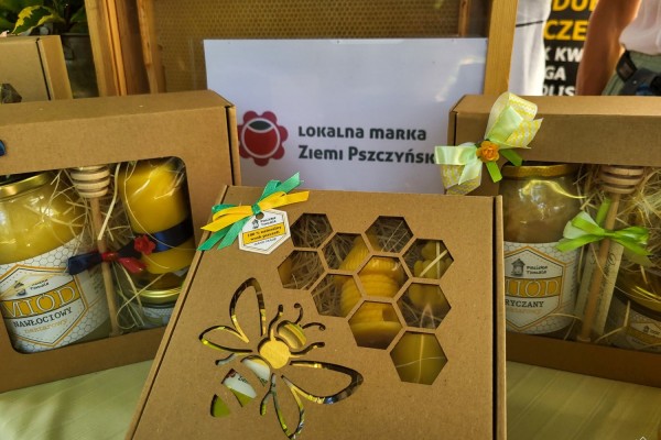 Pudełka z produktami Pasieki Tomala