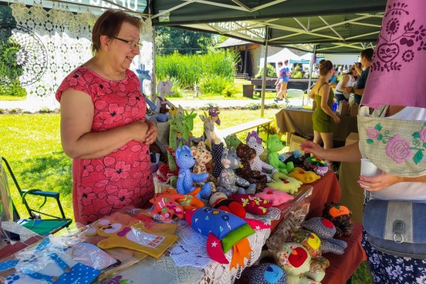 Rękodzielniczka-Bożena Rokita na stoisku ze swoimi produktami