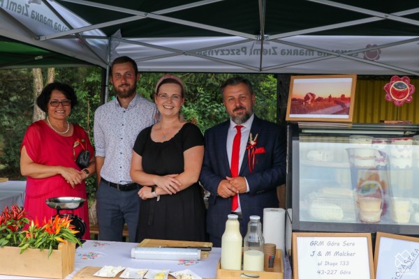 Przedstawiciele Góry Sera wraz ze Starostą Pszczyńską oraz Przewodniczącym Rady Powiatu Pszczyńskiego na stoisku podczas dożynek