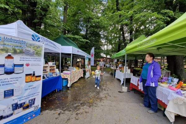 Stoiska z lokalnymi produktami