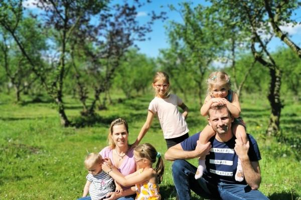 Rodzina właścicieli TreeNuts w sadzie