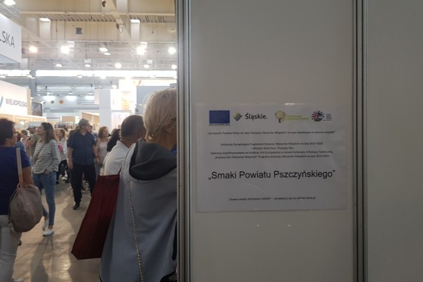 Ściana boczna stoiska z plakatem zawierającym informacje o projekcie "Smaki Powiatu Pszczyńskiego"