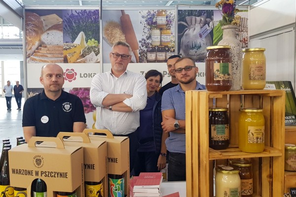 Przedstawiciele producentów na stoisku Lokalnej Marki Ziemi Pszczyńskiej.