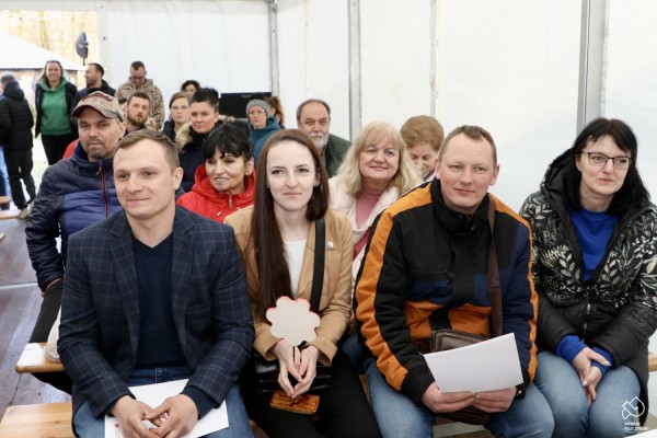 Publiczność w namiocie ogląda wręczenie certyfikatów Lokalnej Marki Ziemi Pszczyńskiej.