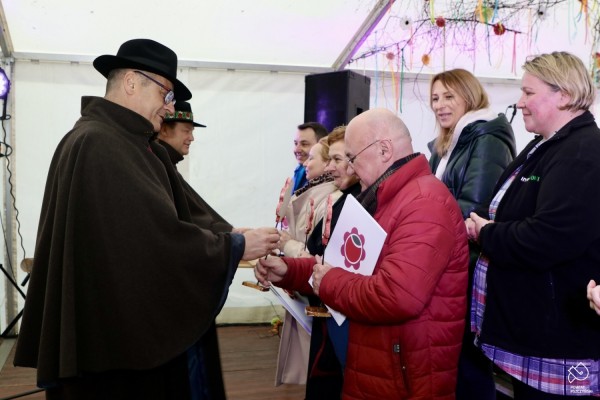 Przewodniczący oraz Wiceprzewodniczący Komisji Certyfikacyjnej wręczają statuetki Lokalnej Marki Ziemi Pszczyńskiej.