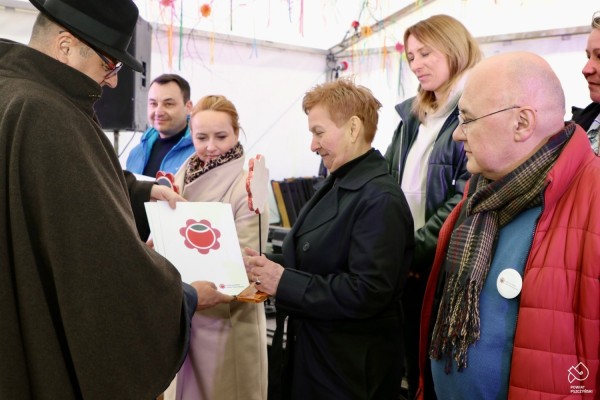 Przewodniczący Komisji Certyfikacyjnej wręcza statuetki oraz certyfikaty Lokalnej Marki Ziemi Pszczyńskiej.