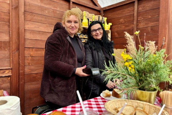 Przedstawicielki Grupy Kozioł na stoisku ze swoimi produktami.