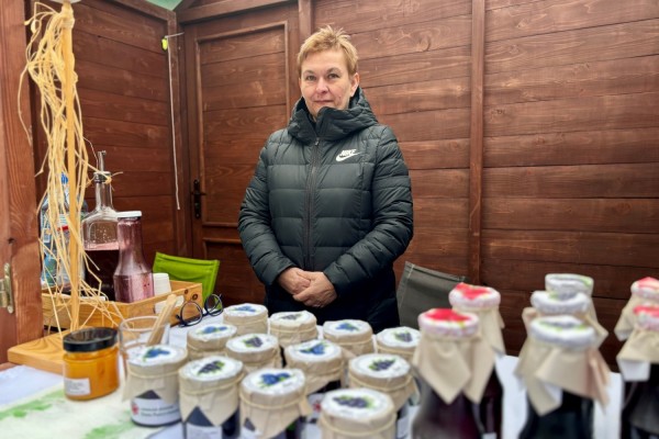 Anna Hanslik na stoisku ze swoimi produktami.