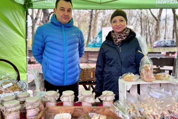 Właściciele Gospodarstwa Rolnego Robert Spyra na stoisku ze swoimi produktami.