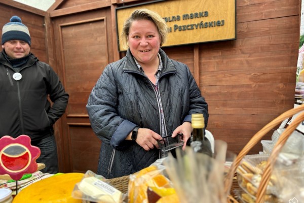 Właściciele Gospodarstwa Przewoźnikówka na stoisku ze swoimi produktami.