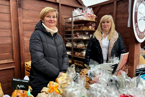 Przedstawicielki Piekrani-Cukierni Brzęczek na stoisku ze swoimi produktami.