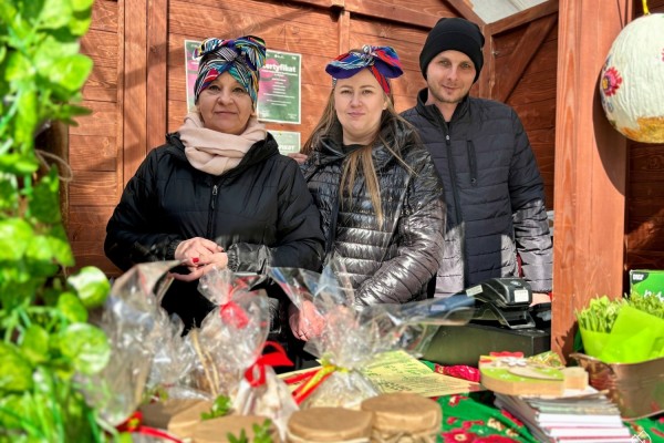 Przedstawiciele Gospodarstwa Rolnego Sylwia i Leszek Szczotka na stoisku ze swoimi produktami.