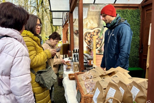 Klienci oglądają produkty na stoisku Tree Nuts.