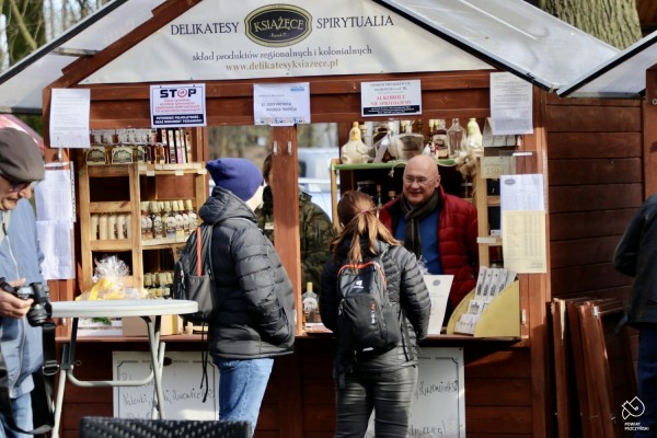 Na stoisku Książęcej Tradycji klienci rozmawiają z właścicielem.