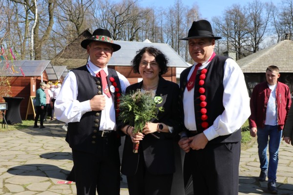 Starosta i Wicestarosta Pszczyński oraz Przewodniczący Komisji Certyfikacyjnej na terenie skansenu, gdzie organizowany był festiwal. W tle stoiska z lokalnymi produktami.