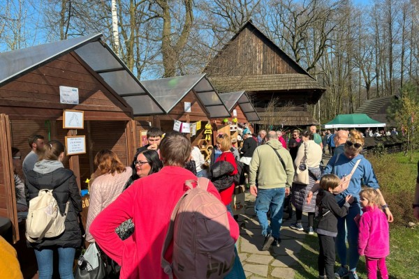 Ludzie oglądają produkty na stoiskach z lokalnymi produktami.