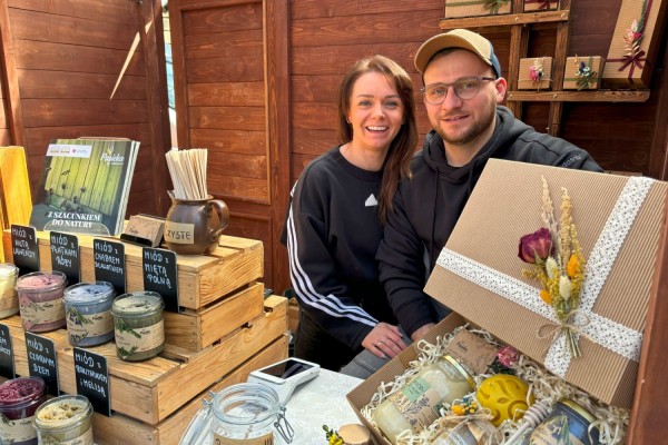 Właściciele Pasieki św. Ambrożego na stoisku ze swoimi produktami.