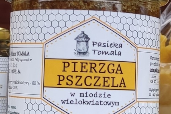 Słoik certyfikowanej pierzgi pszczelej w miodzie wielokwiatowym.