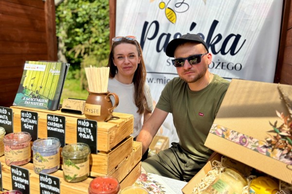 Właściciele Pasieki św. Ambrożego na stoisku ze swoimi produktami.