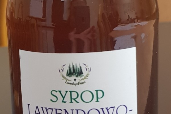 Butelka syropu lawendowo-melisowego.