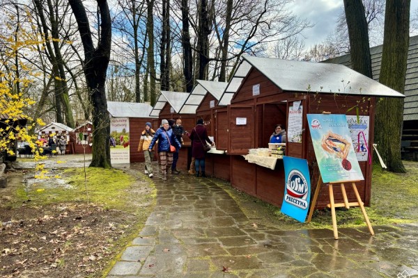 Stoiska z lokalnymi produktami.