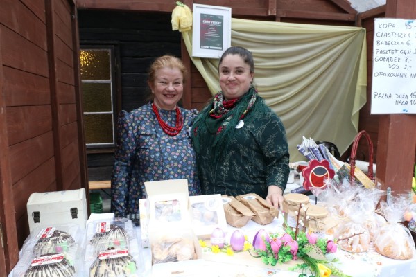 Przedstawicielki Koła Gospodyń Wiejskich w Ćwiklicach na stoisku ze swoimi produktami.