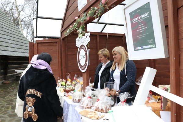 Klientki przy stoisku Piekarni-Cukierni Brzęczek oglądają produkty.