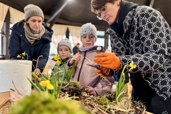 Warsztaty florystyczne w altanie.