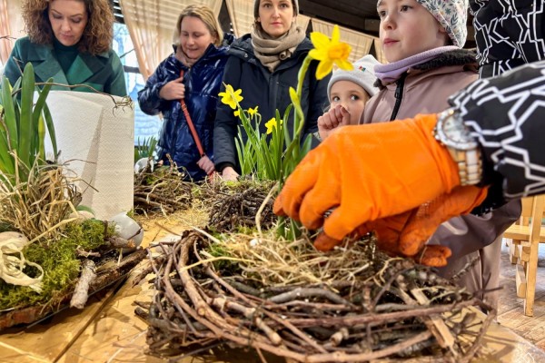 Przygotowywanie dekoracji wielkanocnych na warsztatach florystycznych w altanie.